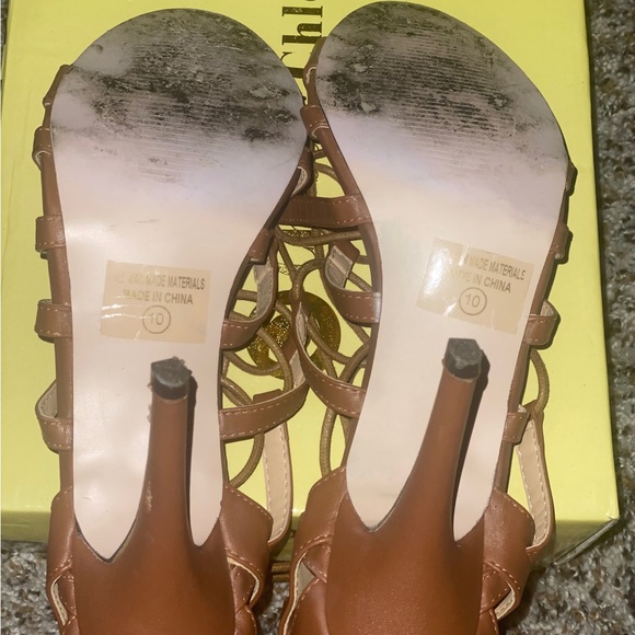 Chase & Chloe Edward-47 Tan heels w/straps - Picture 3 of 5